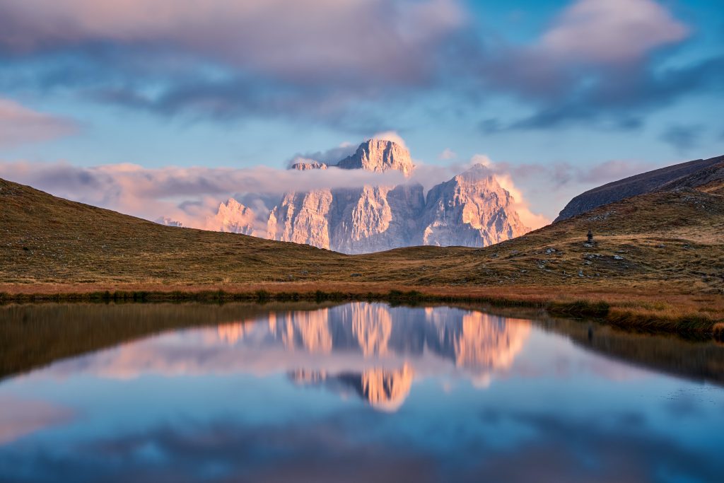 Lago della Baste nas Dolomitas em Itália