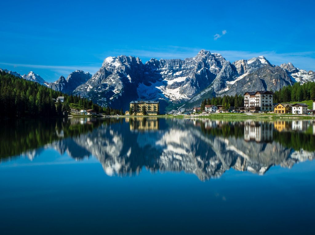 Lago de Misurina nas Dolomitas em Itália