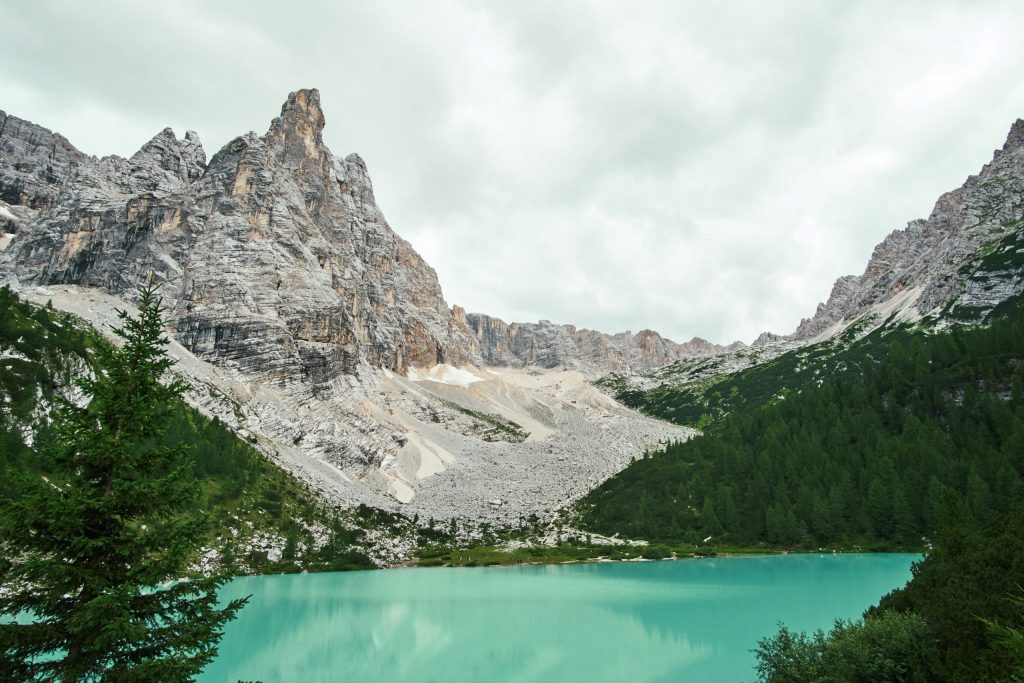 Lago Sorapiss Dolomitas em Itália